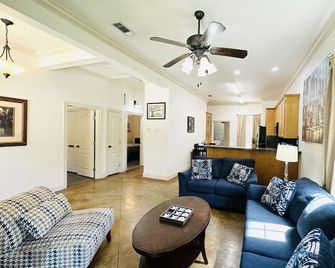 Tranquil Setting with Elegant New Orleans Décor - Spacious Private Oasis - Hammond - Вітальня