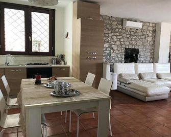 Apartment With Pool Use, Terrace, Historical Centre, For Family - Sermoneta - Comedor