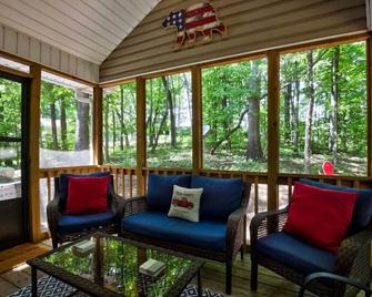 Less than 3 miles to Downtown with firepit - Ellijay - Sala de estar