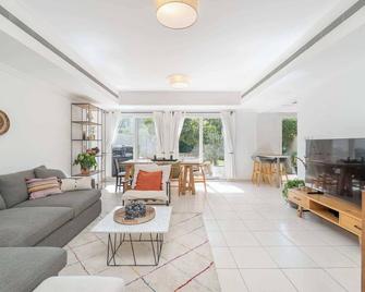 Emirates Living's Fascinating Villa for Everyone - Dubai - Soggiorno