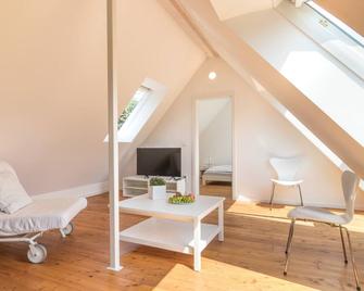Garden house: Beautiful vacation home for up to 14 guests with a huge garden - Mainz - Living room
