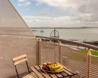 Seaside apartments in the heart of Salthill, Galway - Galway - Balcón