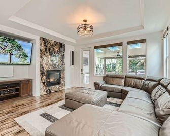 Luxury 3bd/2ba Roseville Home Hot Tub & Game Room - Roseville - Living room