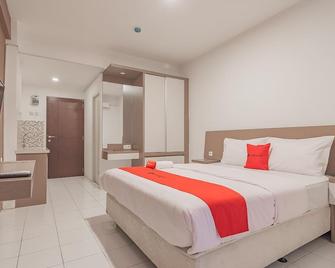 RedDoorz Apartment @ Emerald Towers Bandung - Bandung - Yatak Odası