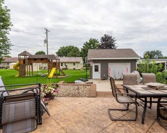 Travel Team Retreat: Fabulous 4-bedroom house with AC in charming Dyersville - Dyersville - Patio
