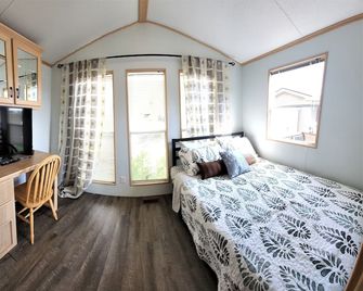 2 BR Cottage with Lake View at Sherkston Resort, Sleep 6 - Port Colborne - Bedroom
