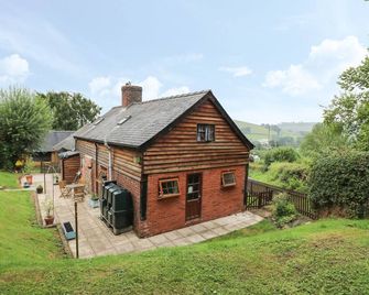 Caerau Farm House - Caersws - Edificio