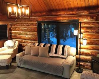 Polar Luxe Log Home （极地豪华小屋） - North Pole - Sala de estar