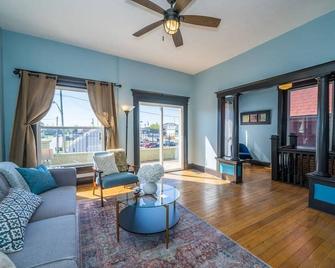 Foodies Retreat Downtown And A View - Jeffersonville - Living room