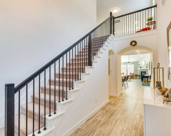 Community Pool Access Royse City Retreat - Royse City - Stairs