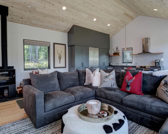 17 Lake Cabin 3 Bedroom Home by Moonlight Basin Lodging - Big Sky - Living room