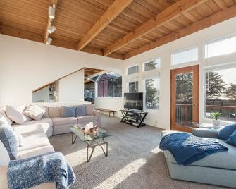 Elevation - #ph13: 3 Br, 2.75 Ba House In Cambria, Sleeps 6 - Cambria - Sala de estar