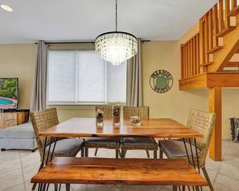 Holy Cow! Sensational Location!! 2.5 Blocks Publix, Beach, Dining And Shops! - Lauderdale-by-the-Sea - Dining room