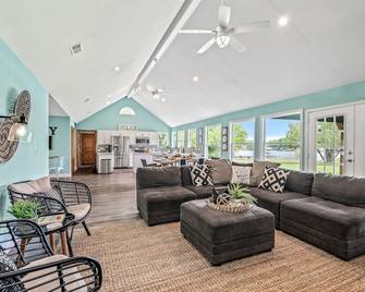 Waterfront Bungalow! 3rd nt. free thru February! - Wills Point - Living room