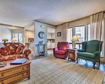 Single-Story Fairfield Bay Condo with Deck! - Fairfield Bay - Living room