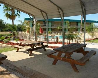 Sky Palace Inn & Suites By Jasper Beeville - Beeville - Terasa