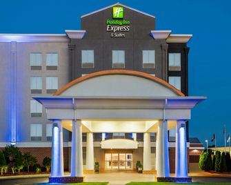 Holiday Inn Express & Suites Fredericksburg By IHG - Fredericksburg - Building