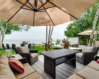Lake Simcoe Luxury waterfront Retreat near Friday Harbour! Hot Tub! - Innisfil - Patio