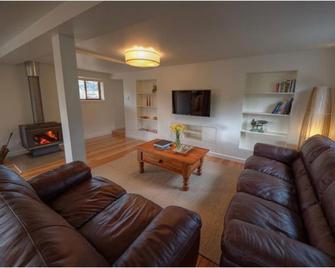 28 Gates Luxury Farmstay and Fishery - New Norfolk - Living room