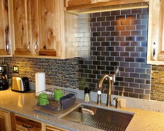 Modern Log Cabin Vacation Rental with En Suite Sauna in Talkeetna, Alaska - Talkeetna - Kitchen