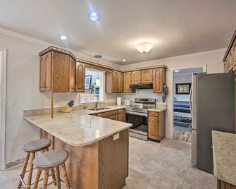 East Earl Retreat w/ Hot Tub 4 Mi to Town! - East Earl