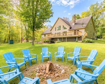 Pet-Friendly Mosinee Retreat w/ Private Dock! - Mosinee - Patio