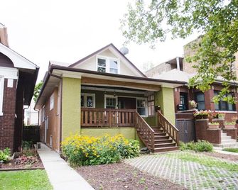 Retro 2 bedroom bungalow in Chicago's Avondale neighborhood - Chicago - Building