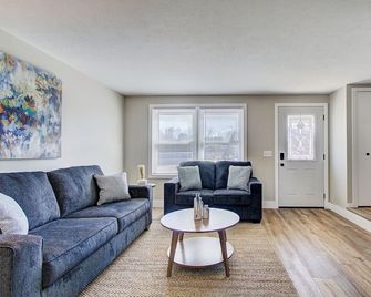 Spacious 2br Near Pro Football Hof & Cak - North Canton - Living room