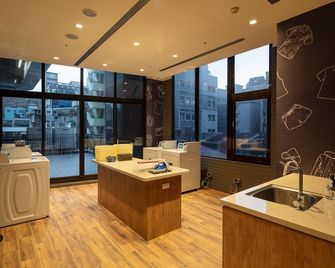 Roaders Plus Hotel - Taipei Station - Taipei