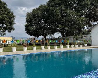 Saalak Jhumelo Resort Dehradun - Dehradun - Pool