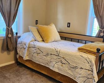 Quaint cozy cottage nestled on the quiet shores of Pigeon Lake in Howe - Howe - Bedroom