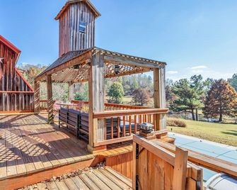 Scenic Hidden Gem: Private Pool, Hot Tub, Golf & Fishing - 42 Acres - Pulaski - Balkon