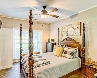 Modern suite in downtown Helen with WiFi & central ac - walk to attractions - Helen - Habitación