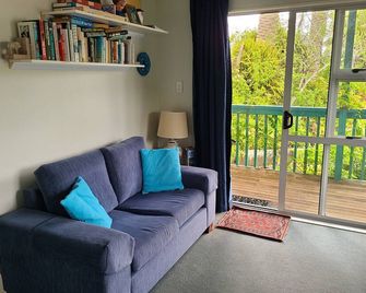 Matauwhi Bay garden apartment - Russell - Phòng khách