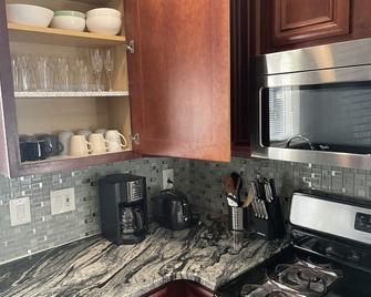 Delightful 4-Bed Whole House with Easy Parking - Catonsville - Kitchen