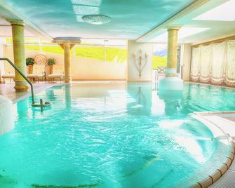 Hotel Almhof Rupp - Riezlern - Piscina