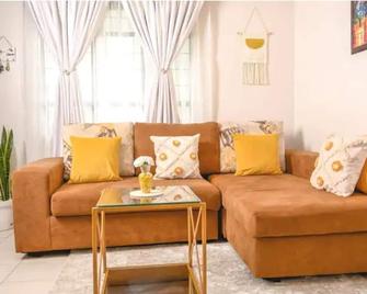 Furnished 1 Bedroom Apartment In Nairobi. 15 Mins To Cbd. Free Wi-Fi & Parking - Nairobi - Living room