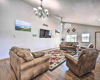 The Vineyard Country Farm Home at Grand - Grand Junction - Living room