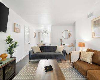 Remodeled Retreat Near Hospital w/ Tranquil Yard - Carmichael - Ruang tamu