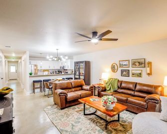 Umhb-Walkable Retreat-Pet-Friendly W/ Fire Pit - Belton - Living room