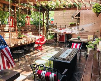 Unique , Contemporary With Hot Tub!!! - Denver - Patio