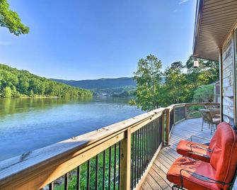 Tenn River Cabin with Hot Tub - 10 Mi to Chattanooga - Chattanooga - Balcony