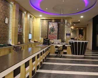 Hotel All Iz Well - New Delhi - Front desk