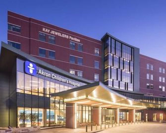 Copley Inn & Suites By OYO Akron Oh - Copley - Будівля