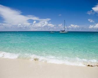 Leisure Lee - Lovely Rainbow Bay - Alice Town - Beach