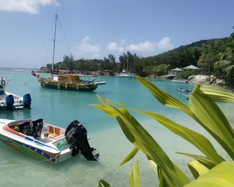 Beryl Guesthouse - Koko Room, near village, Anse Severe 5mn by bike - La Digue Island - Vista del exterior