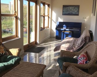 Torran Cottage - The Highland Cottage with a Piano - Clashnessie - Living room