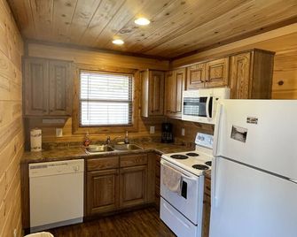 Lazy River Cabin on the edge of town only 1/2 mile from Current River ! - Van Buren - Kitchen