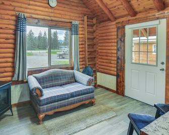 Cozy Thompson Falls Cabin with Mountain Views - Thompson Falls - Living room