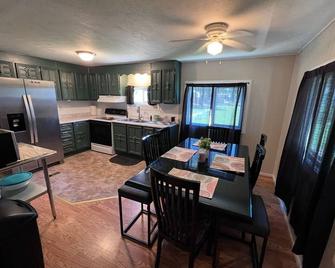 Charming 3-bedroom house in Goodland just off interstate - Goodland - Sala pranzo